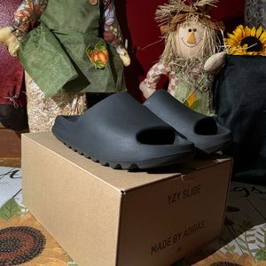 Yeezy slides “onyx”